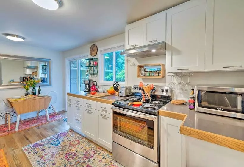 House W/ Deck On Whidbey Island, 1 Mi From Shore!