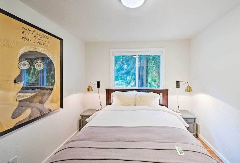 House W/ Deck On Whidbey Island, 1 Mi From Shore!