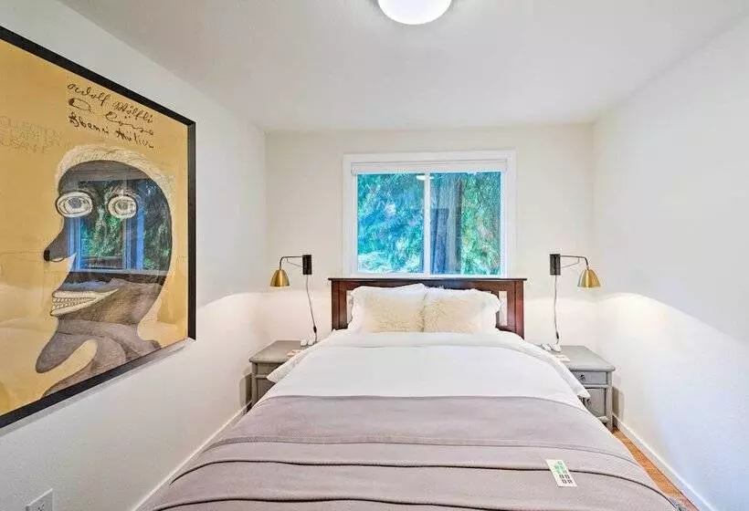 House W/ Deck On Whidbey Island, 1 Mi From Shore!