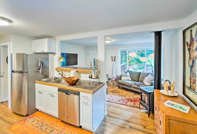 House W/ Deck On Whidbey Island, 1 Mi From Shore!