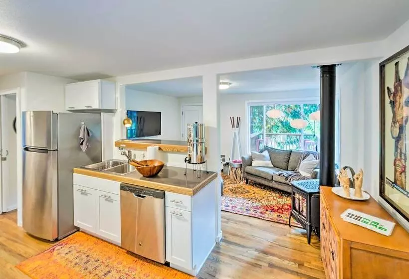 House W/ Deck On Whidbey Island, 1 Mi From Shore!