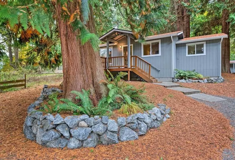 House W/ Deck On Whidbey Island, 1 Mi From Shore!