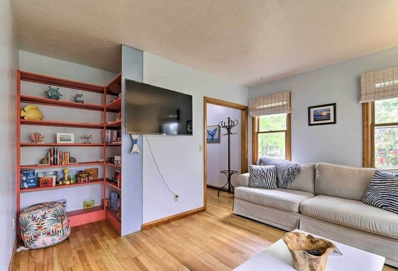 Walk To Beach & Main Street: Hyannis Cottage