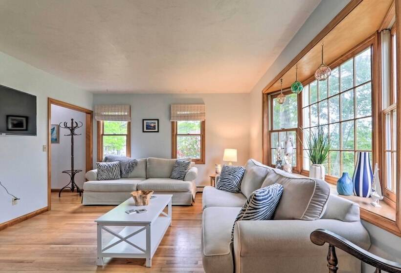 Walk To Beach & Main Street: Hyannis Cottage