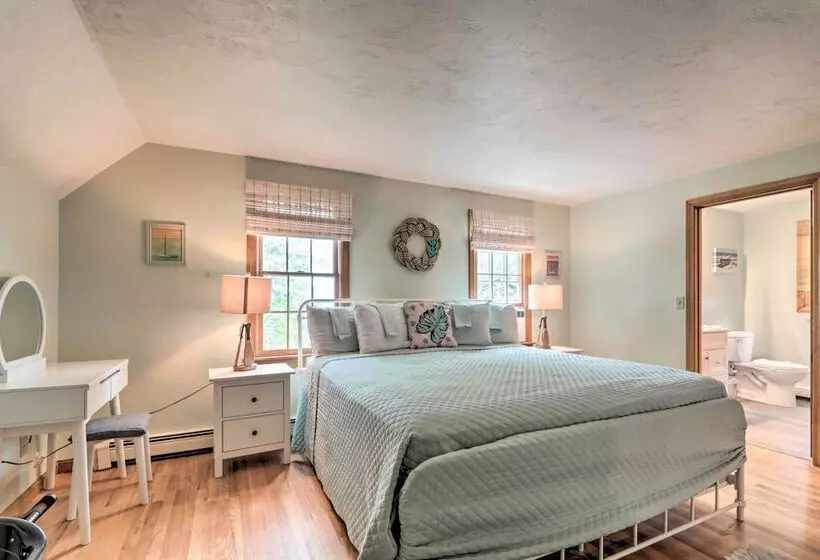 Walk To Beach & Main Street: Hyannis Cottage