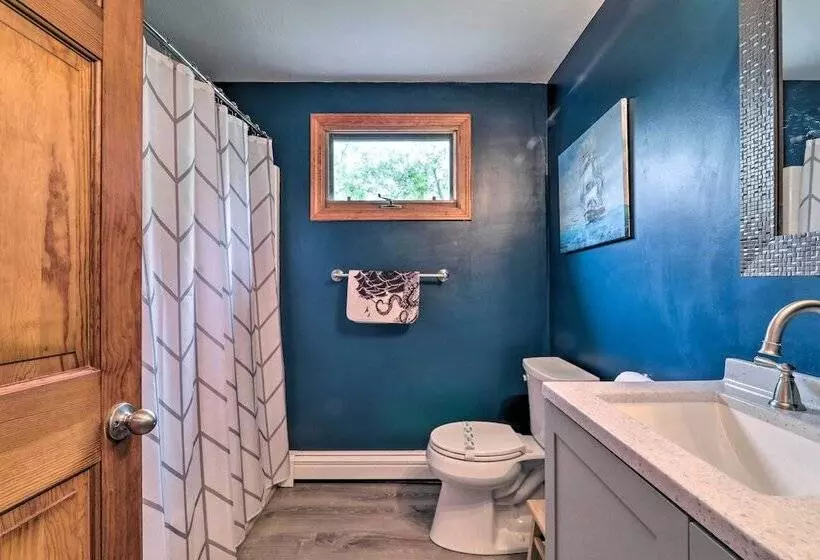 Walk To Beach & Main Street: Hyannis Cottage