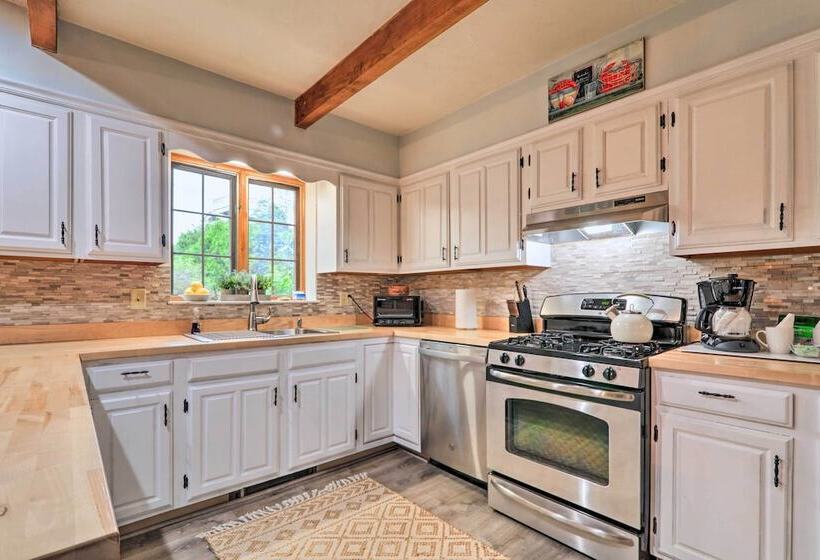 Walk To Beach & Main Street: Hyannis Cottage