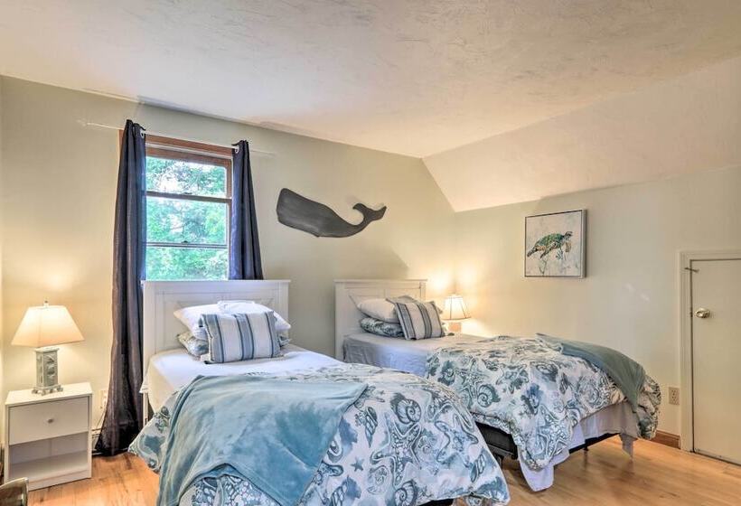 Walk To Beach & Main Street: Hyannis Cottage