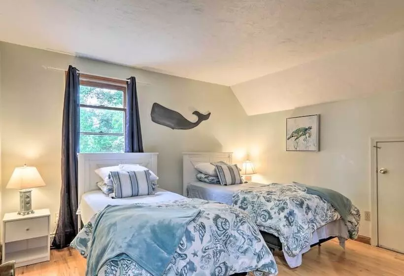 Walk To Beach & Main Street: Hyannis Cottage