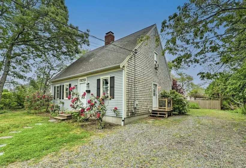 Walk To Beach & Main Street: Hyannis Cottage