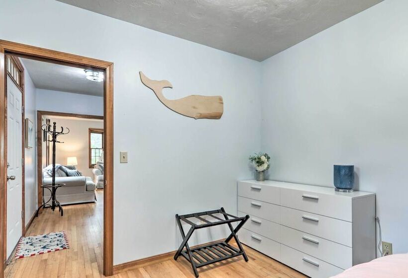 Walk To Beach & Main Street: Hyannis Cottage