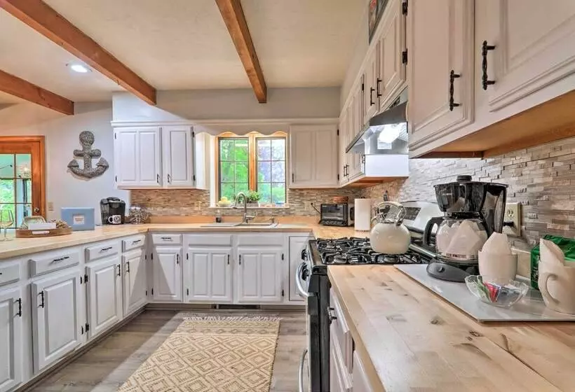 Walk To Beach & Main Street: Hyannis Cottage