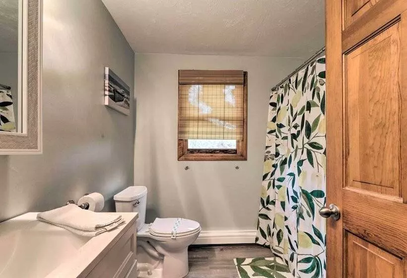 Walk To Beach & Main Street: Hyannis Cottage