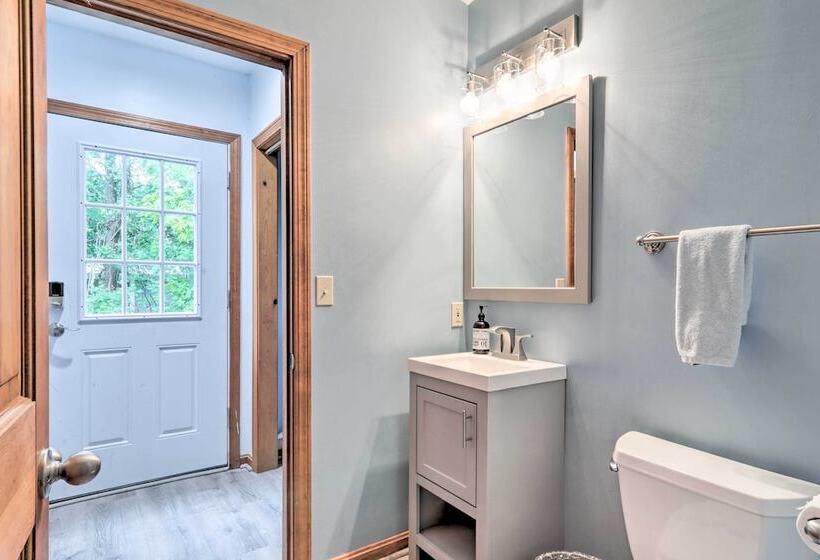 Walk To Beach & Main Street: Hyannis Cottage