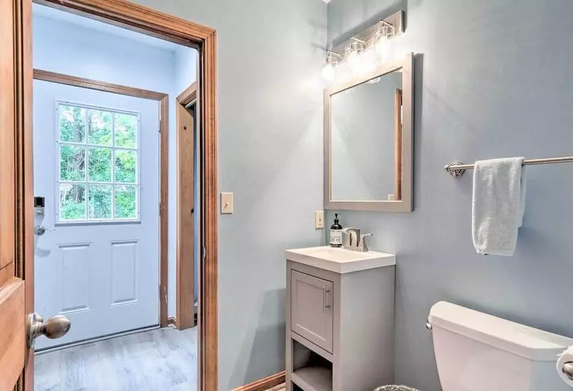 Walk To Beach & Main Street: Hyannis Cottage