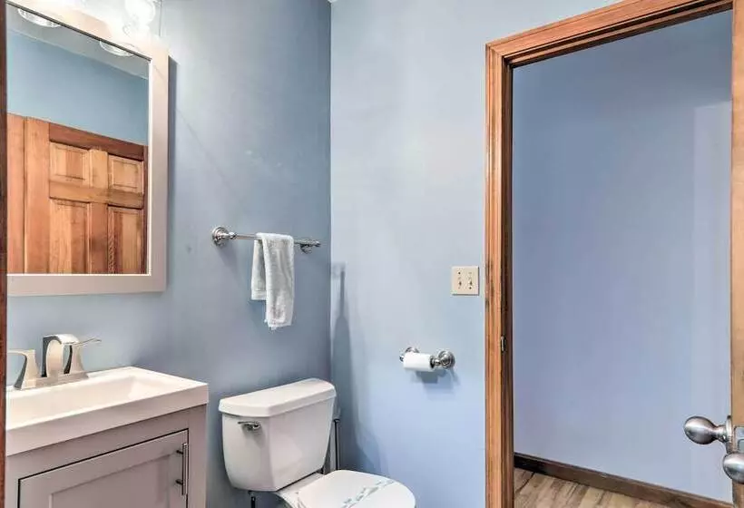 Walk To Beach & Main Street: Hyannis Cottage