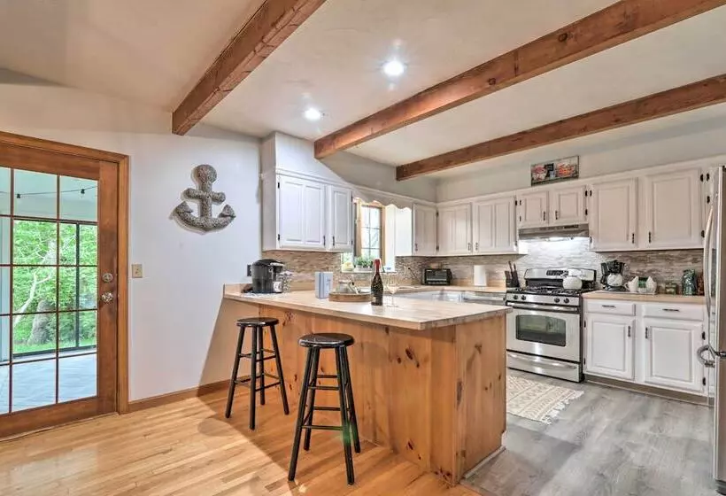 Walk To Beach & Main Street: Hyannis Cottage