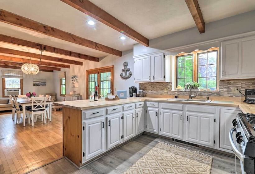 Walk To Beach & Main Street: Hyannis Cottage