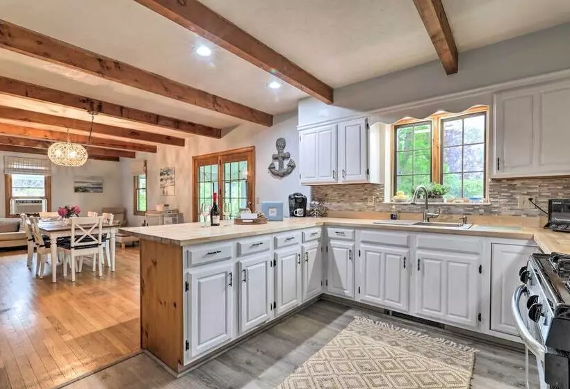 Walk To Beach & Main Street: Hyannis Cottage