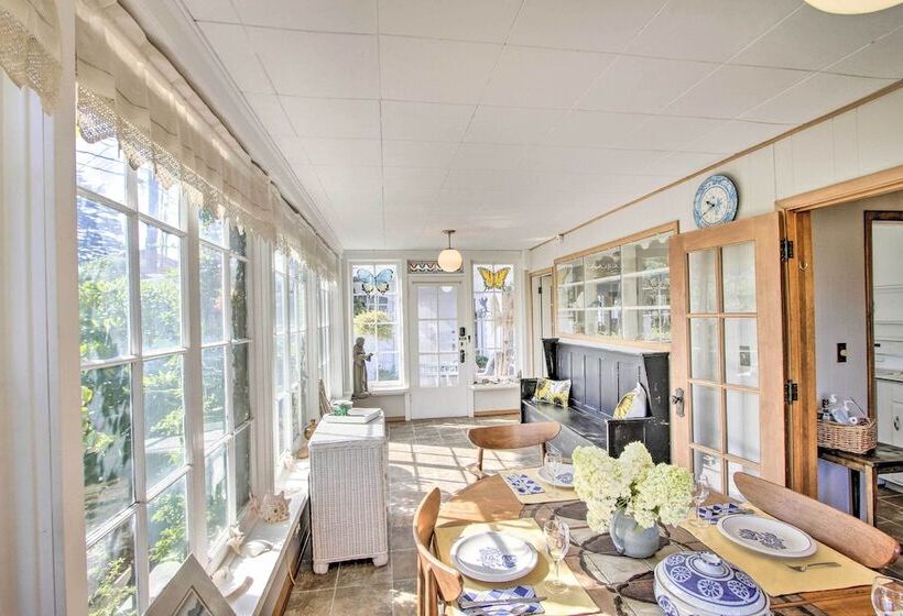 Waterfront Puget Sound Retreat: Steps To Beach!