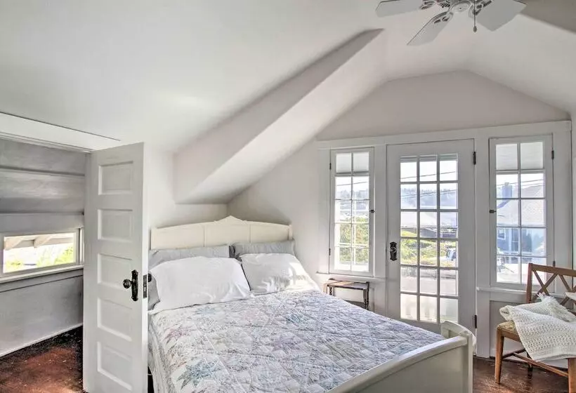 Waterfront Puget Sound Retreat: Steps To Beach!