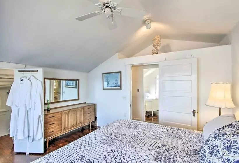 Waterfront Puget Sound Retreat: Steps To Beach!