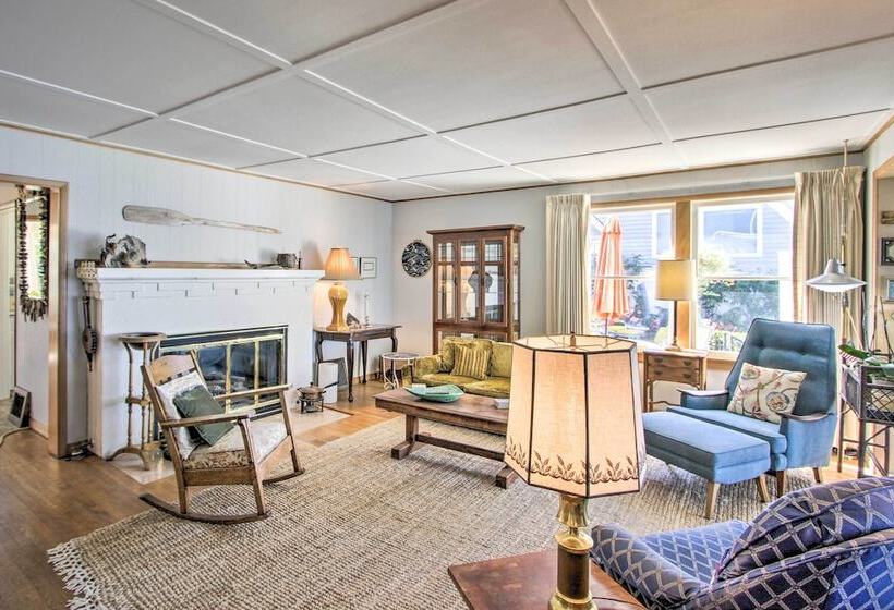 Waterfront Puget Sound Retreat: Steps To Beach!