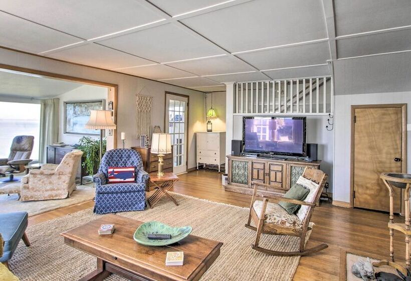 Waterfront Puget Sound Retreat: Steps To Beach!