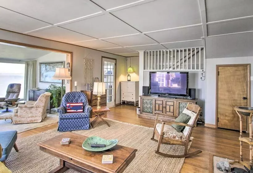 Waterfront Puget Sound Retreat: Steps To Beach!