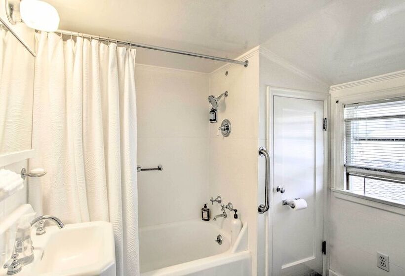 Waterfront Puget Sound Retreat: Steps To Beach!