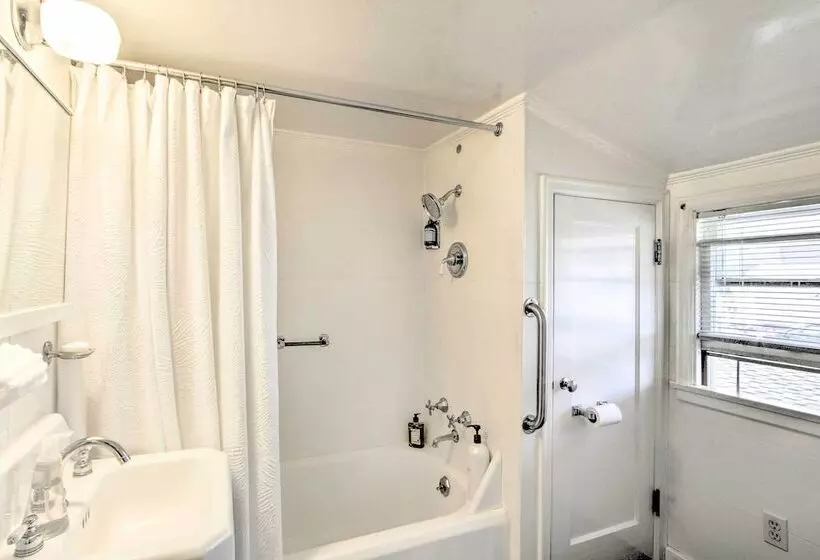 Waterfront Puget Sound Retreat: Steps To Beach!