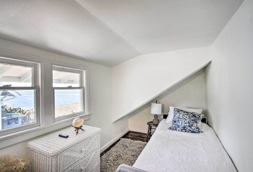 Waterfront Puget Sound Retreat: Steps To Beach!