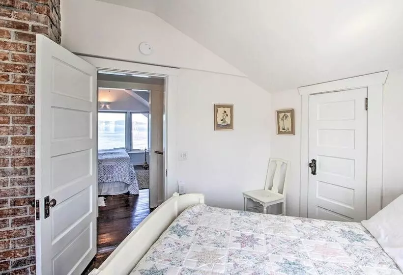 Waterfront Puget Sound Retreat: Steps To Beach!