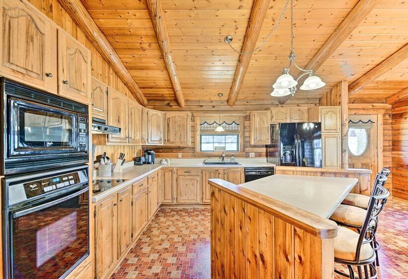 Lakefront Cabin + Guest House Near Granbury Square