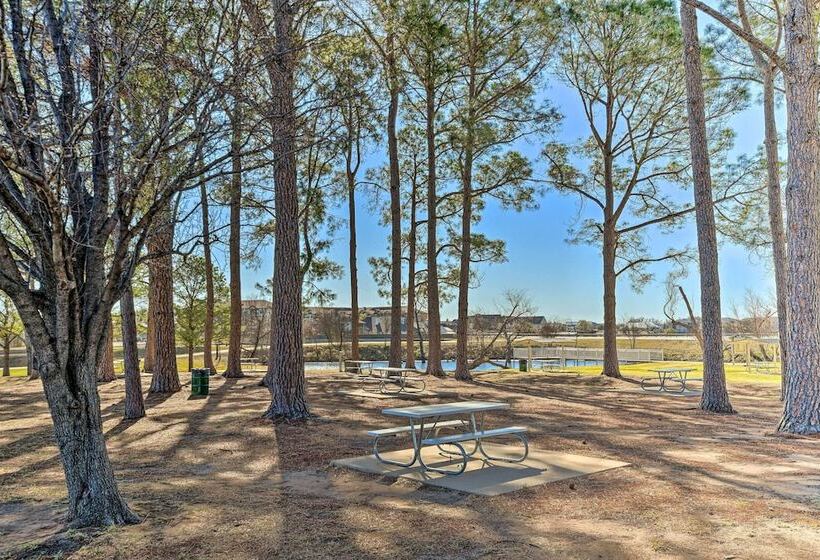 Lakefront Cabin + Guest House Near Granbury Square