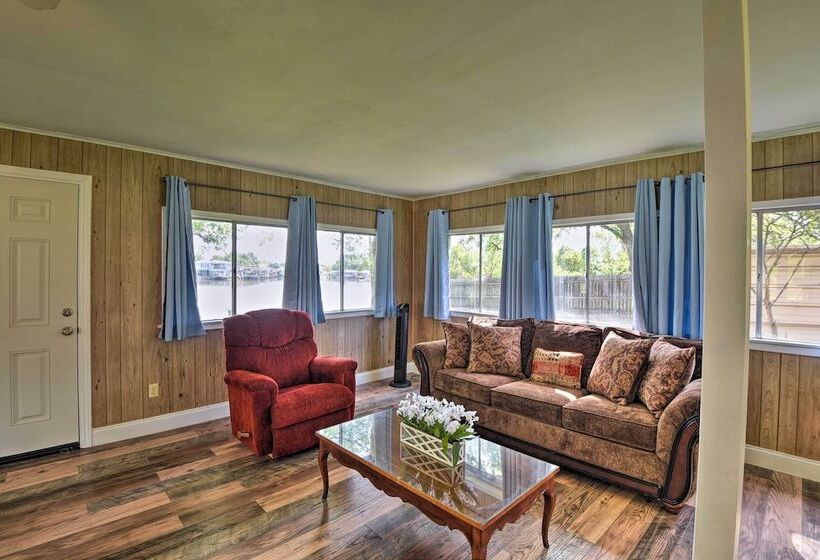 Lakefront Cabin + Guest House Near Granbury Square