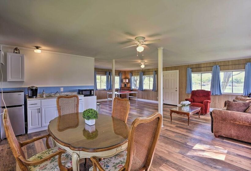 Lakefront Cabin + Guest House Near Granbury Square