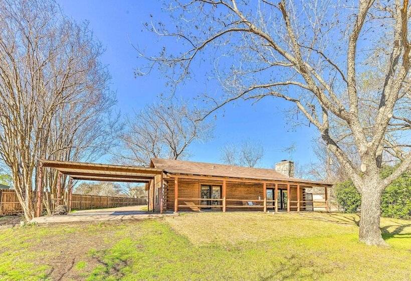 Lakefront Cabin + Guest House Near Granbury Square