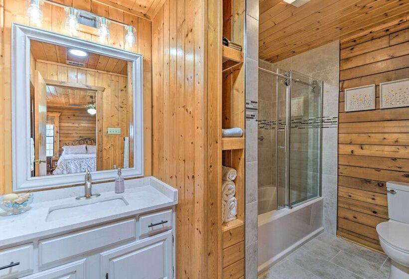 Lakefront Cabin + Guest House Near Granbury Square