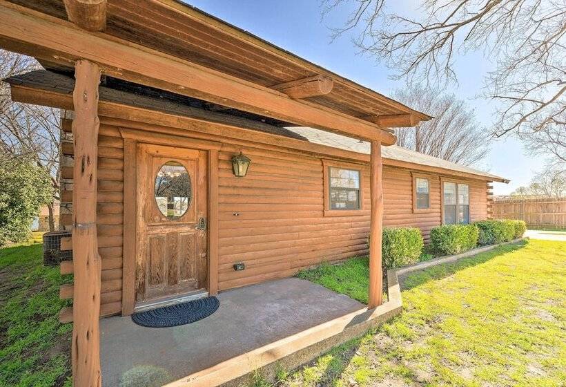 Lakefront Cabin + Guest House Near Granbury Square