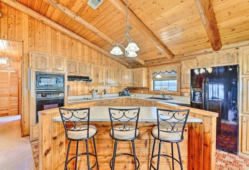 Lakefront Cabin + Guest House Near Granbury Square