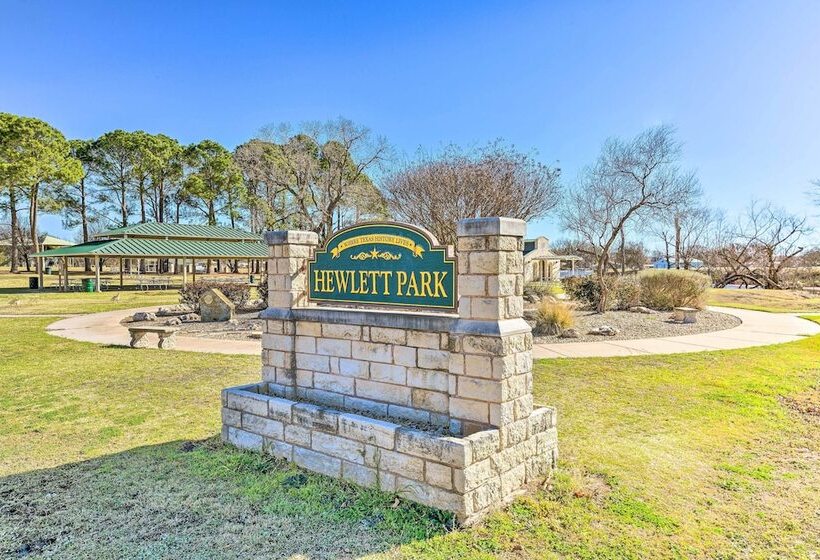 Lakefront Cabin + Guest House Near Granbury Square