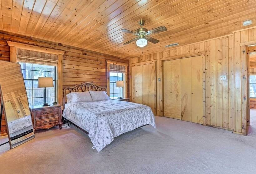 Lakefront Cabin + Guest House Near Granbury Square