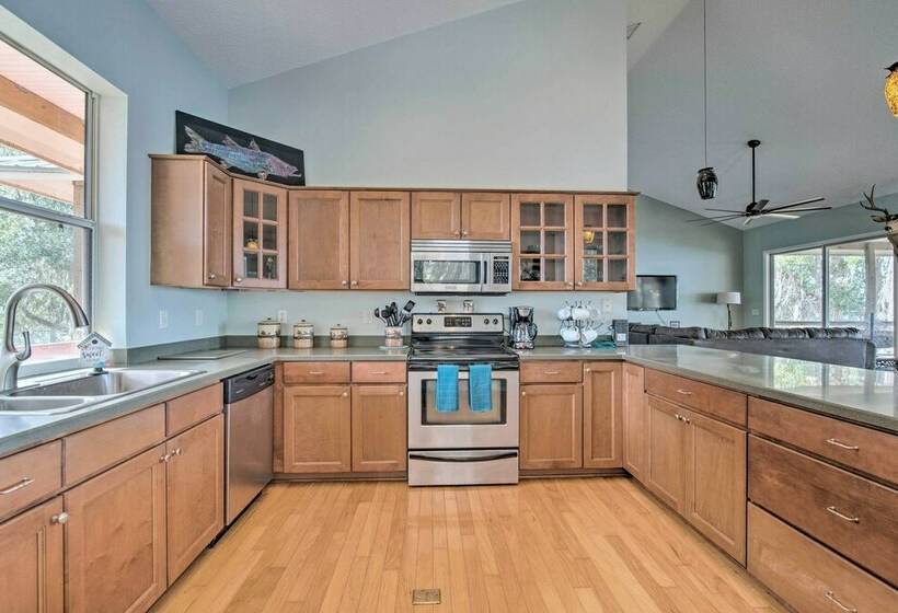 Lakefront Crystal River Home W/ Private Dock!