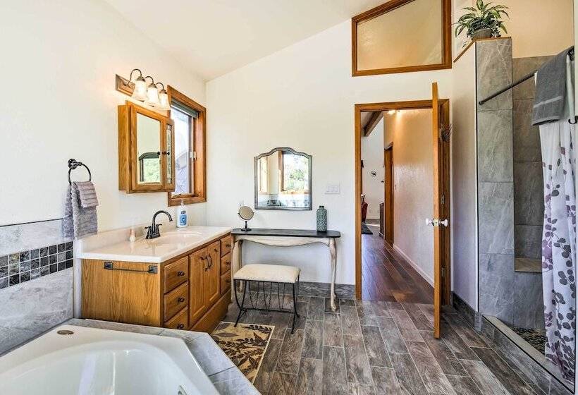 Large Home On 1 Acre: 2 Mi To Grand Lake Village