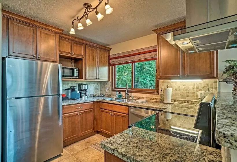 Mountain Retreat W/ Decks, Hot Tub, & Games!