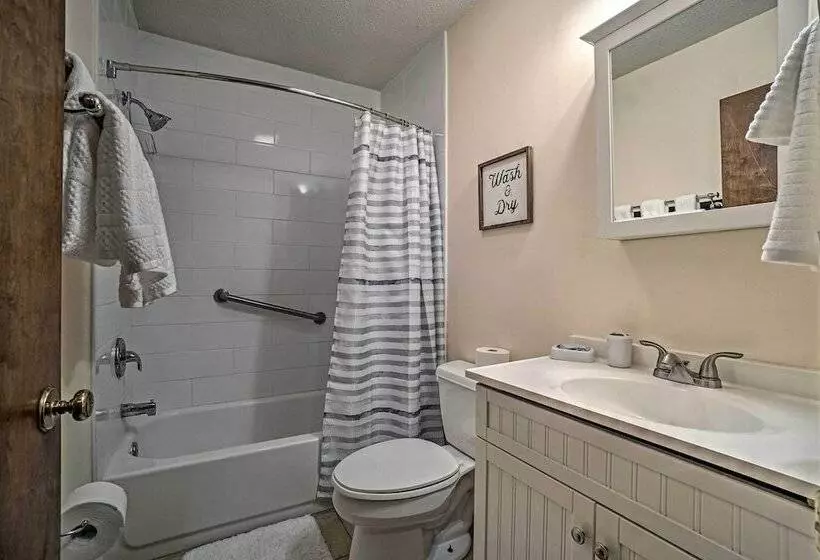 Mountain Retreat W/ Decks, Hot Tub, & Games!