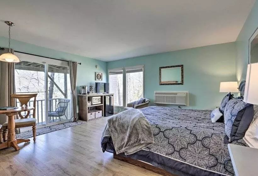 Peaceful Osage Beach Escape W/ Resort Perks!