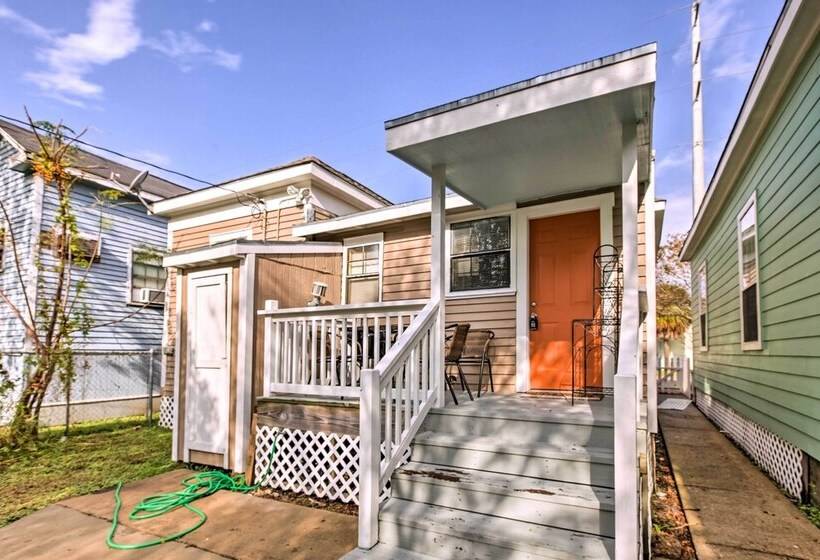 Pet Friendly Galveston Getaway W/ Deck & Grill!