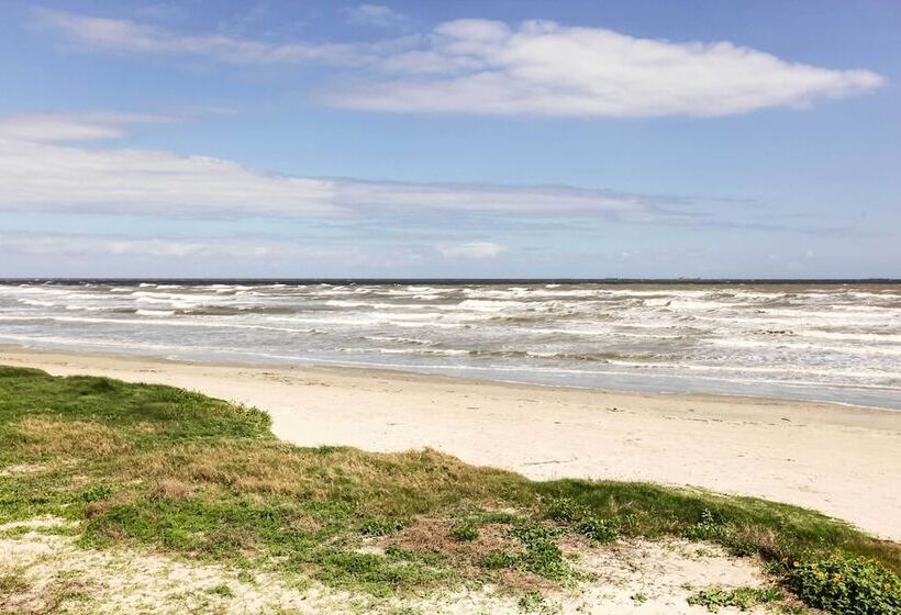 Pet Friendly Galveston Getaway W/ Deck & Grill!